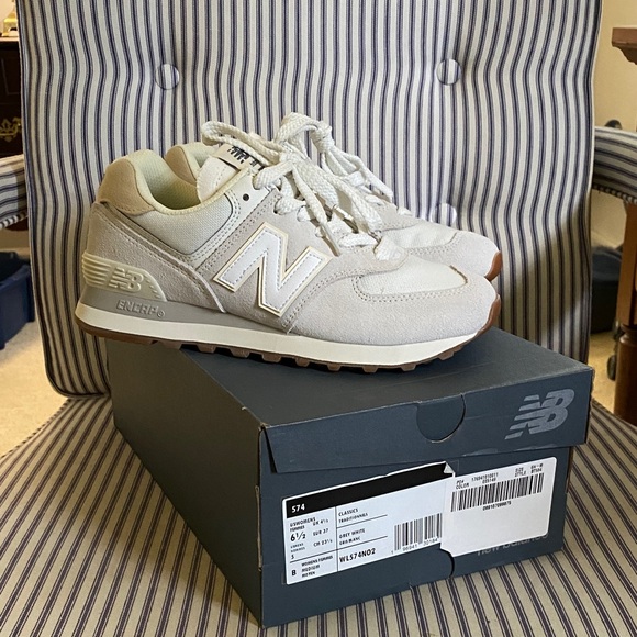 New Balance Shoes - NWT New Balance 574 - Gris Blanc (Size 6.5)